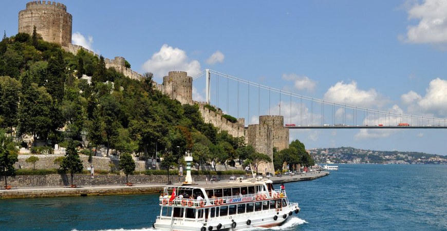 %C4%90i t%C3%A0u tr%C3%AAn eo bi%E1%BB%83n Bosphorus