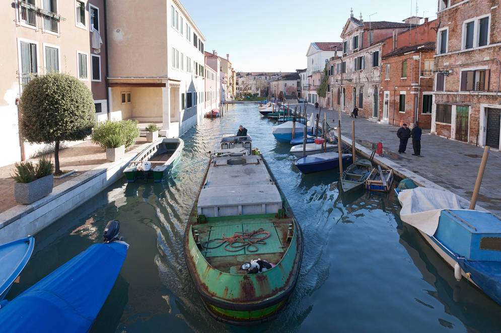 %C4%90i thuy%E1%BB%81n xu%C3%B4i theo K%C3%AAnh Giudecca