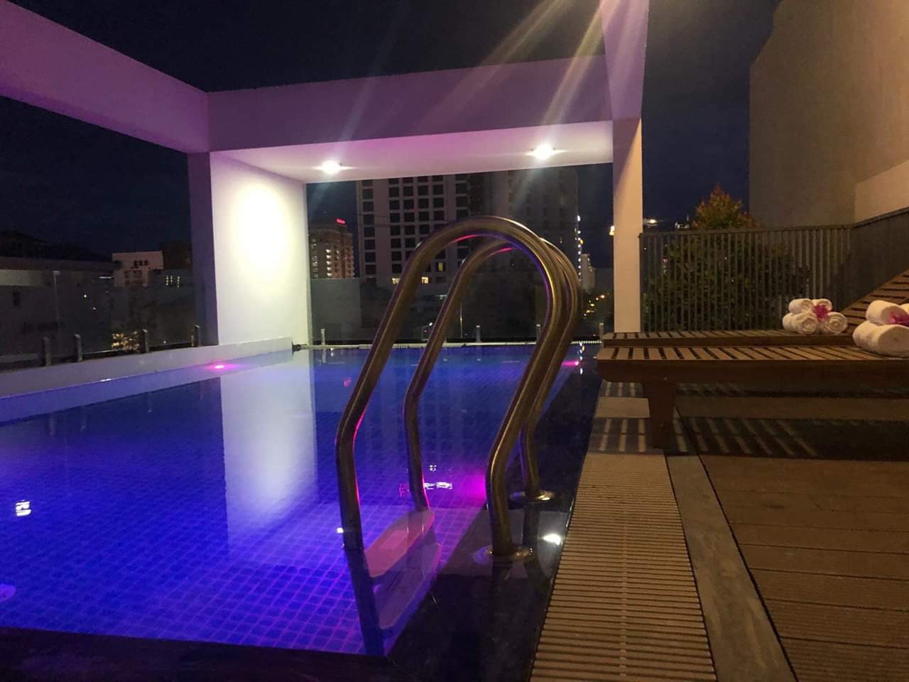 blue-pool-villa-10