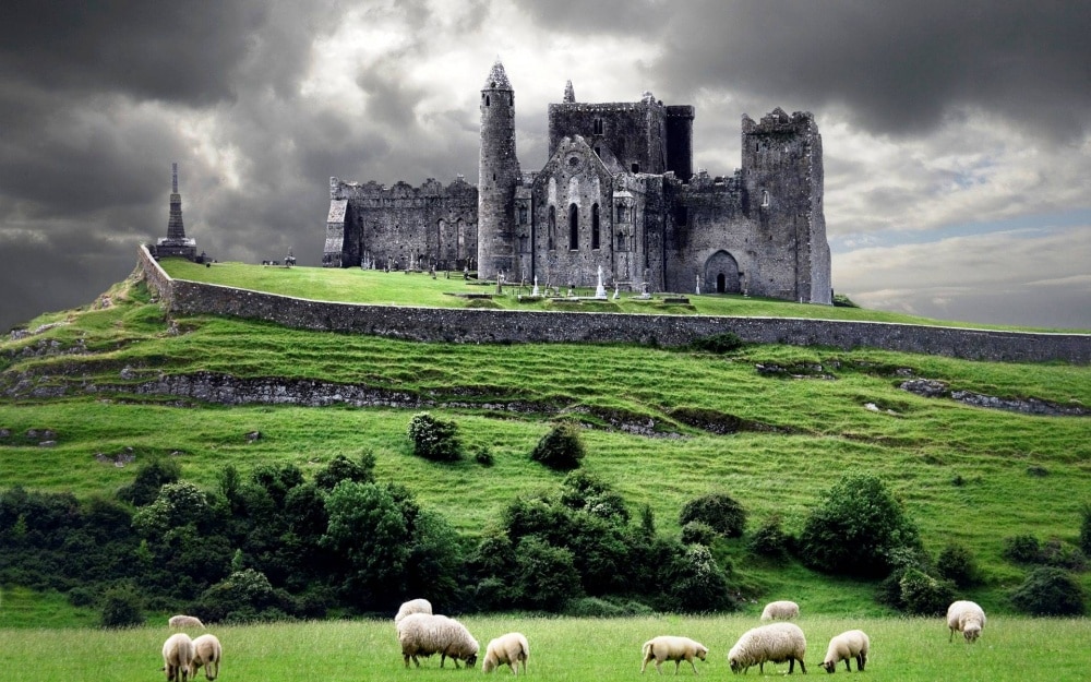 10. Ph%C3%A1o %C4%91%C3%A0i Rock of Cashel