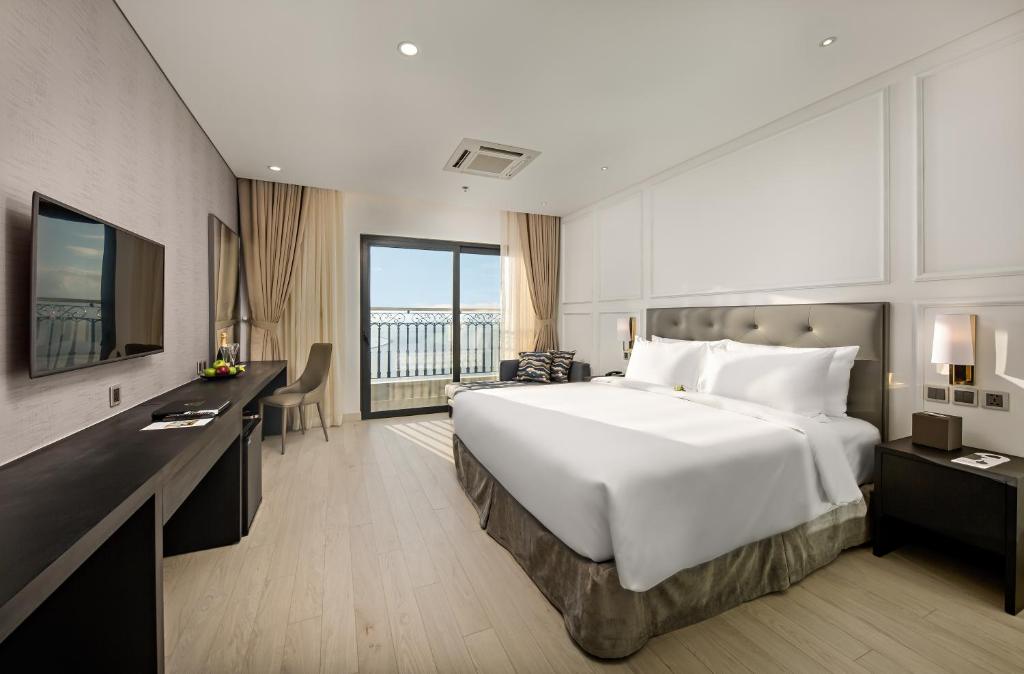bang-gia-khach-san-danang-golden-bay-moi-nhat-nam-2025-6