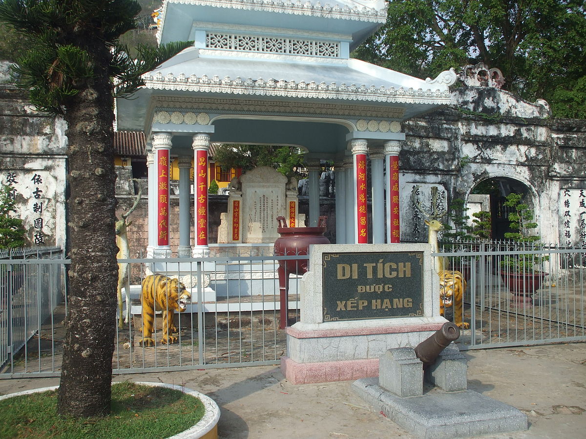 1200px Tr%C6%B0%E1%BB%9Bc l%C4%83ng Th%E1%BA%A1i Ng%E1%BB%8Dc H%E1%BA%A7u