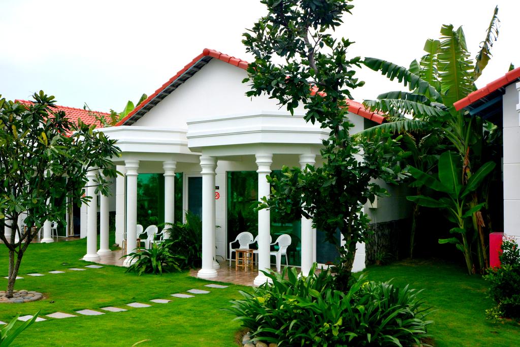 Golden-Peak-Resort-Spa-Cam-Ranh-garden