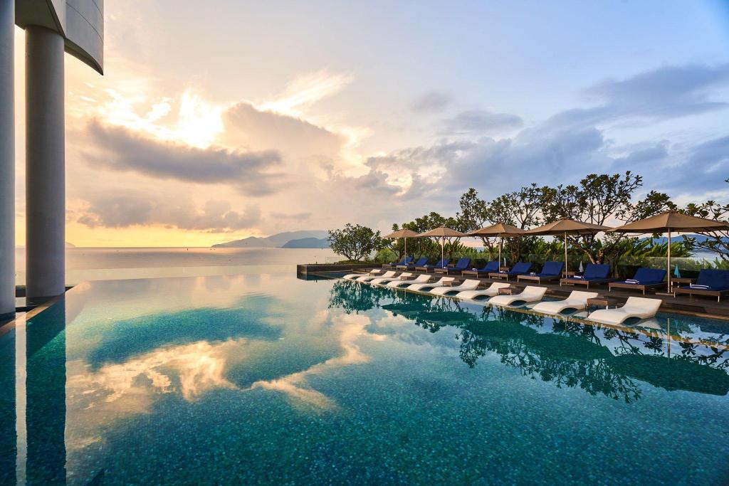 Review-gia-phong-khach-san-o-nha-trang-5-sao-1