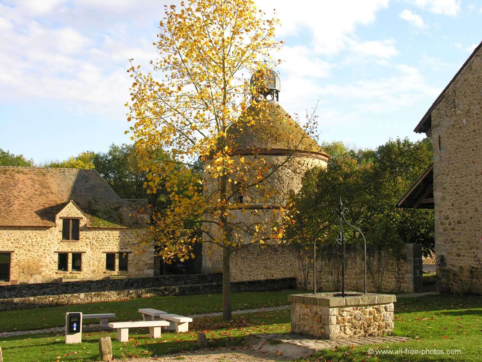 2. Ng%C3%B4i l%C3%A0ng Chevreuse