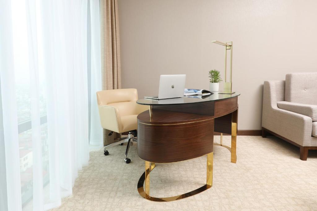 Grand Vista Hanoi bàn làm việc