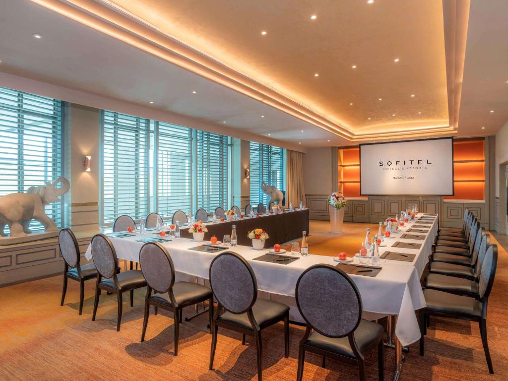 review-khach-san-sofitel-saigon-plaza-hotel-1