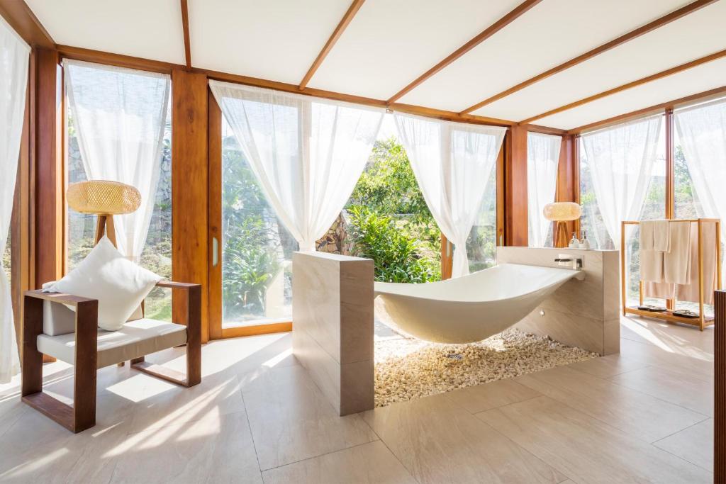 Fusion-Resort-Cam-Ranh-Nha-Trang-phong-tam