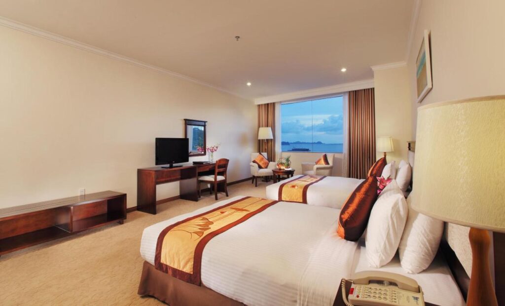 review-cac-khach-san-o-ha-long-23