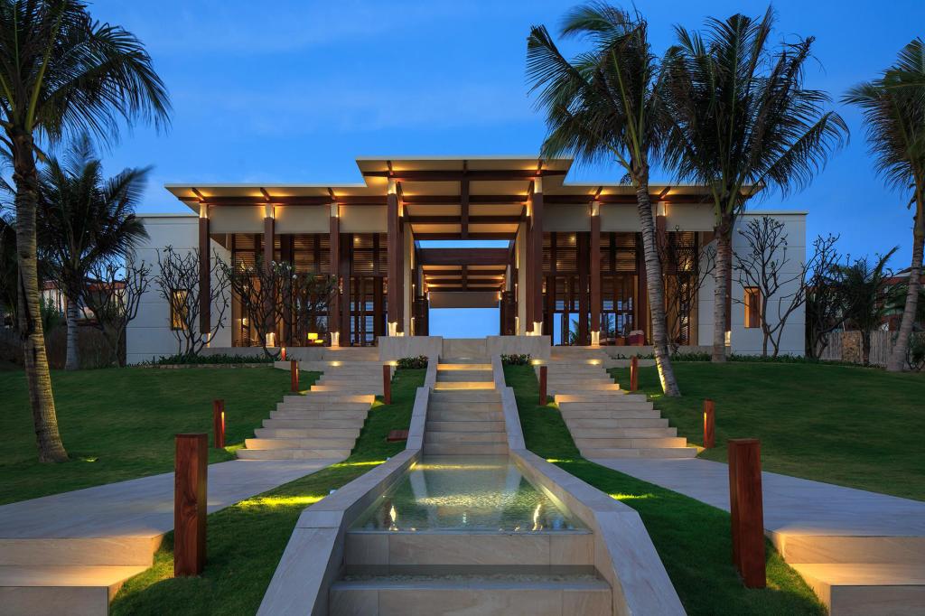 Fusion-Resort-Cam-Ranh-cau-thang