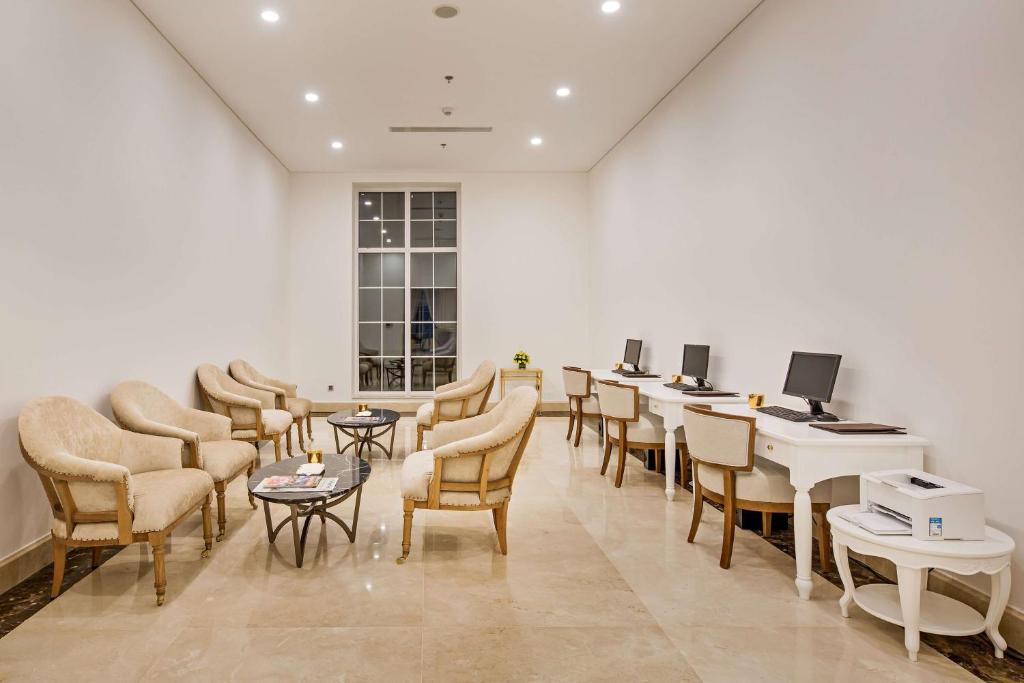 wyndham-danang-golden-bay-13