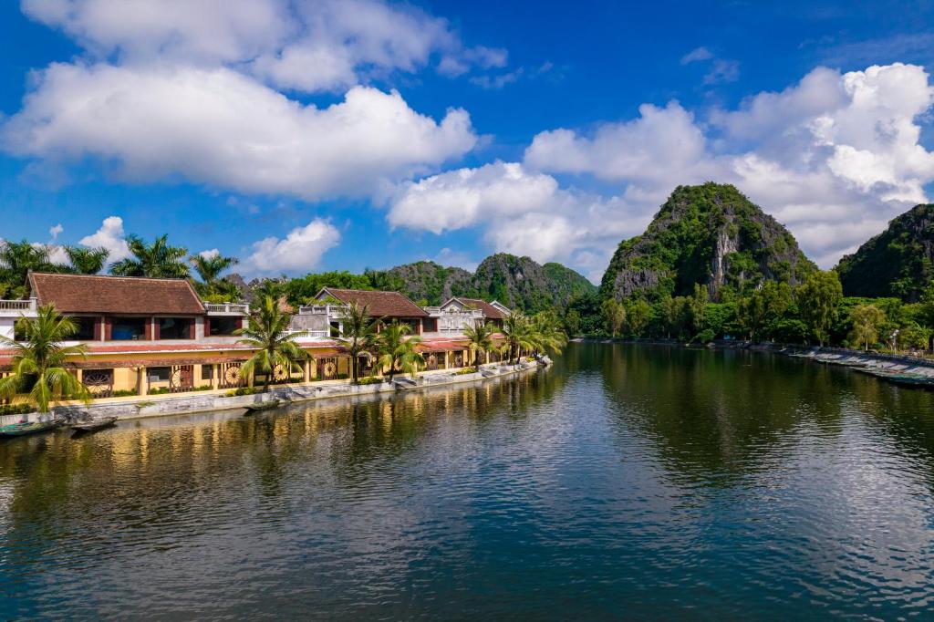 review-emeralda-resort-tam-coc-5-sao-dia-diem-nghi-duong-ly-tuong-tai-ninh-binh-1