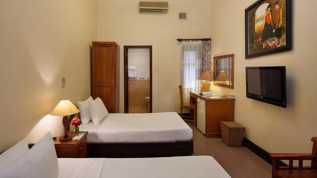 lucky-central-hotel-&-travel-2