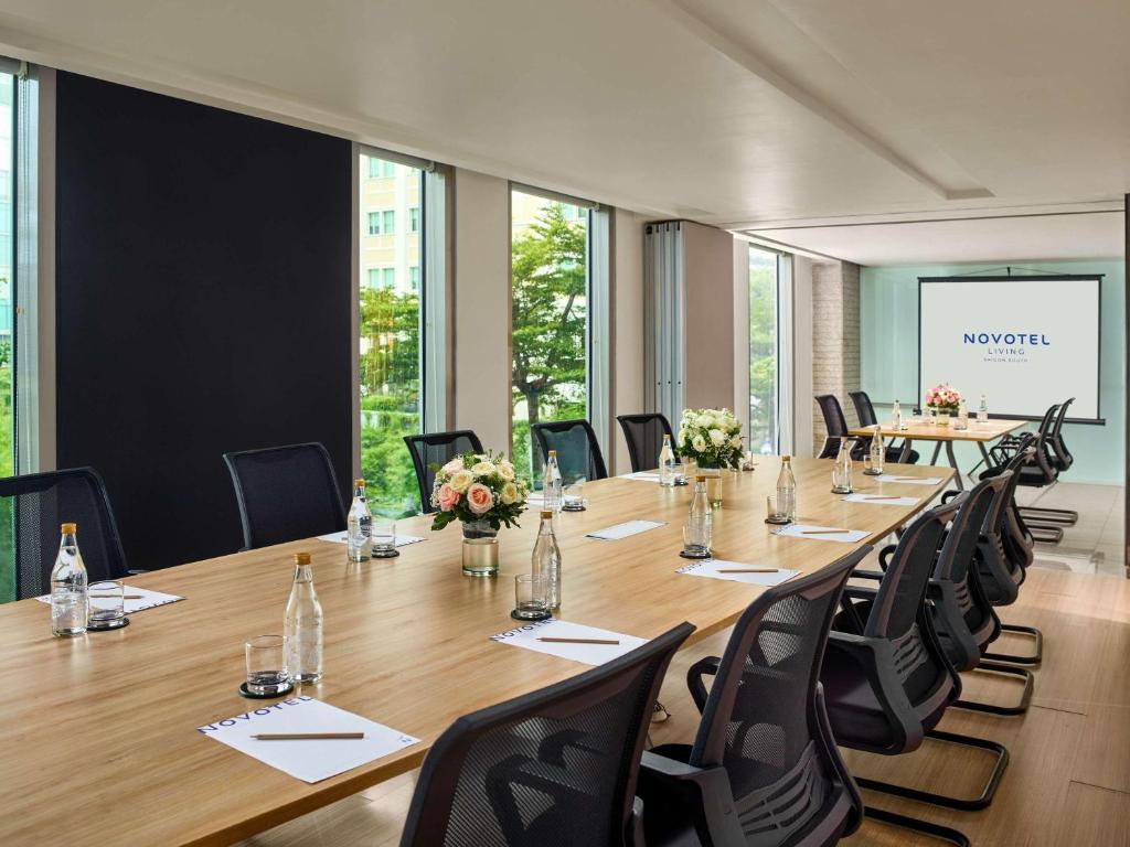 Novotel-living-saigon7