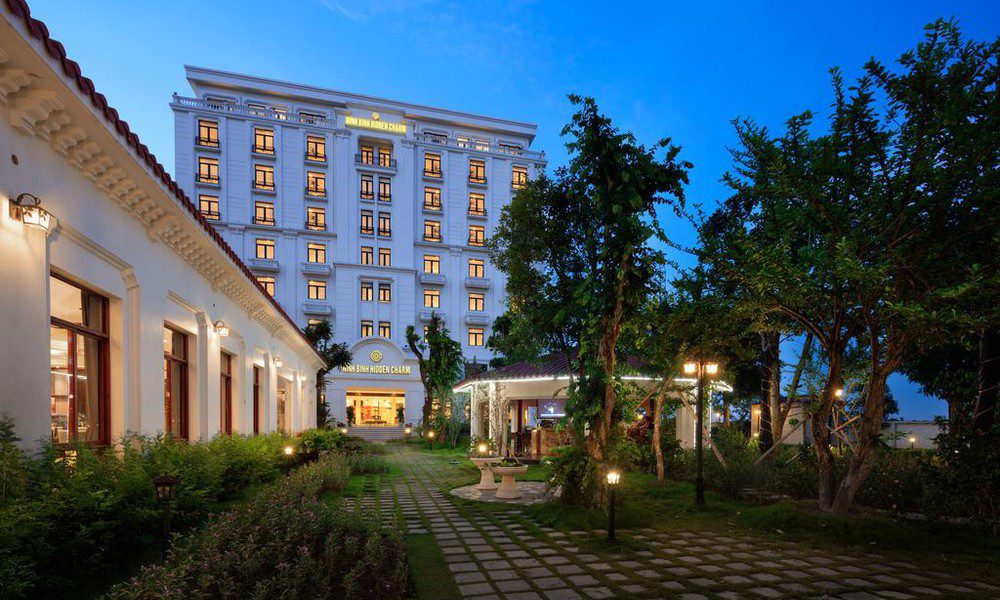 gia-phong-khach-san-resort-o-ninh-binh