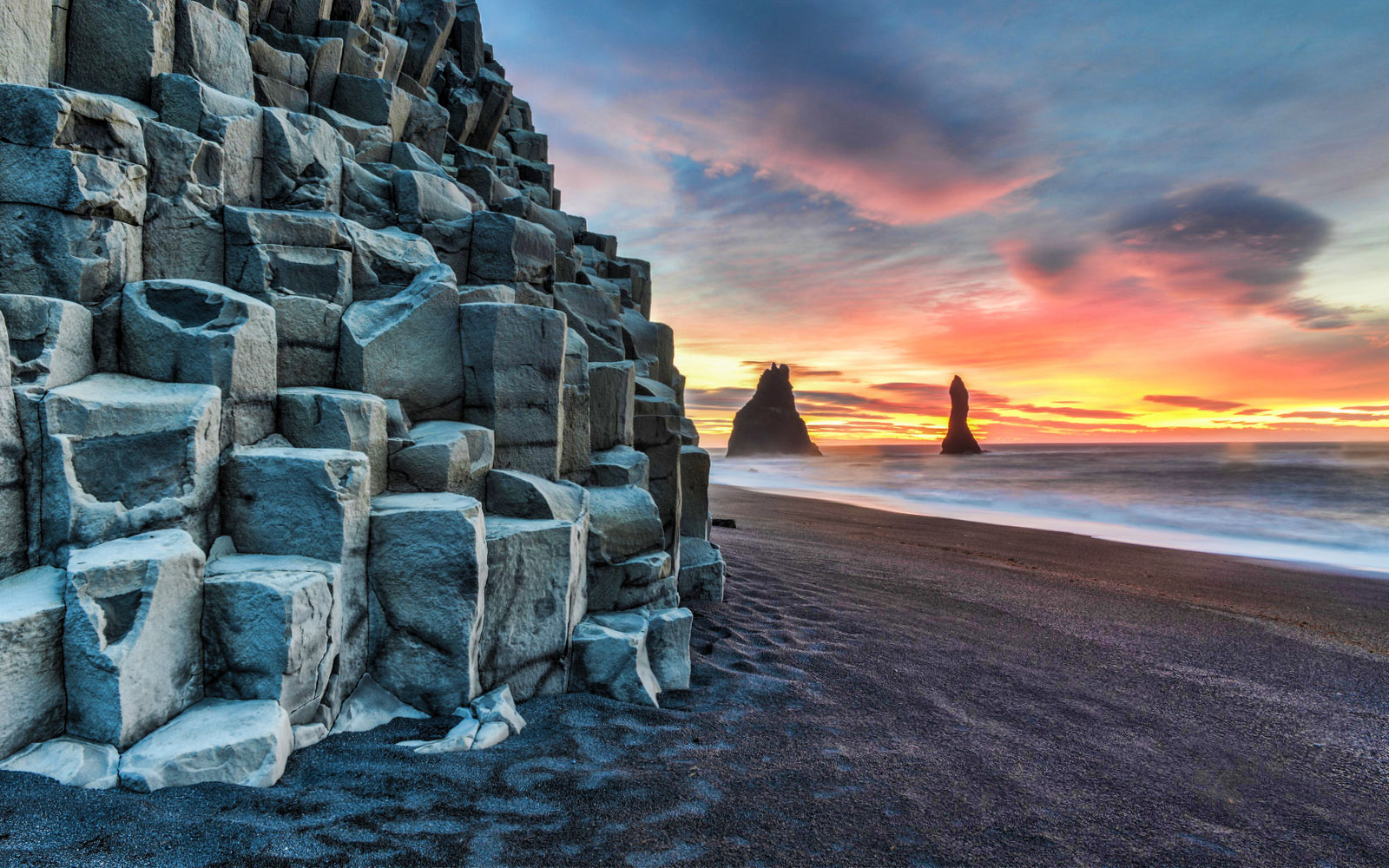 B%C3%A3i bi%E1%BB%83n c%C3%A1t %C4%91en Reynisfjara