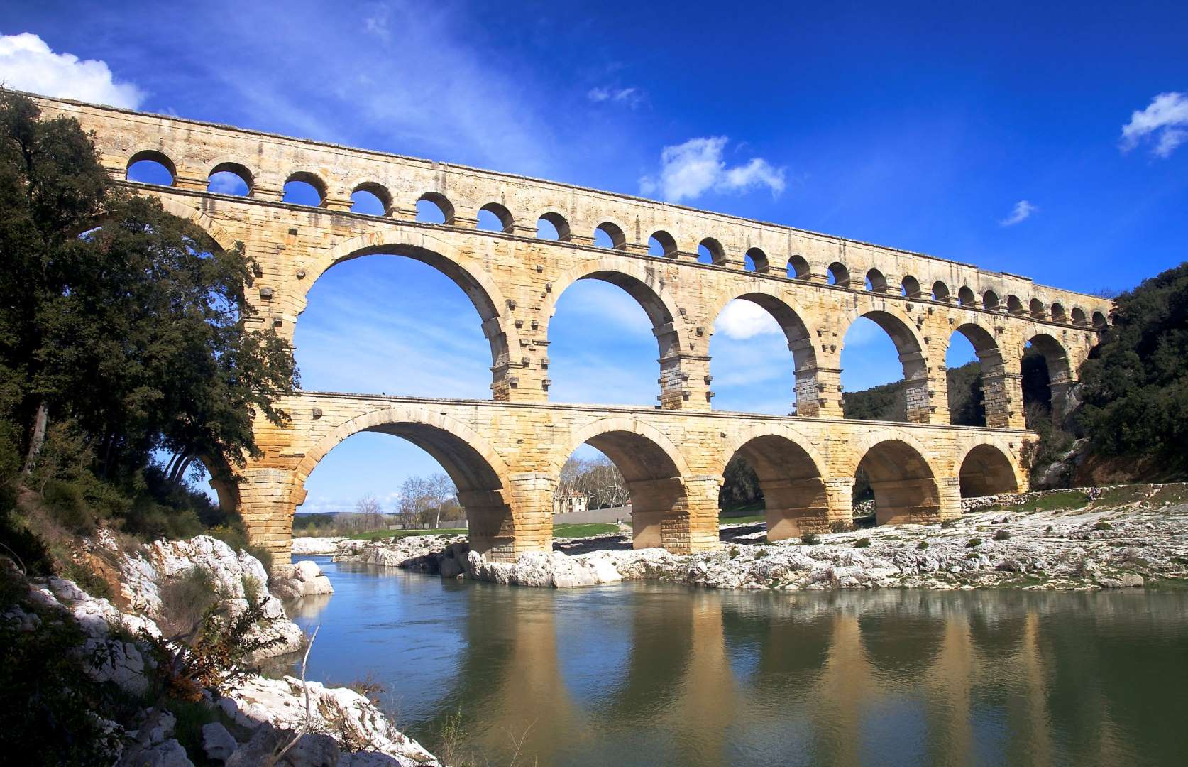 C%C3%B4ng tr%C3%ACnh n%E1%BB%95i ti%E1%BA%BFng Pont du Gard