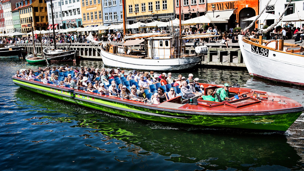 Canal Boat Tour %E2%80%93 %C4%90i thuy%E1%BB%81n Canal t%E1%BA%A1i b%E1%BA%BFn c%E1%BA%A3ng Nyhavn