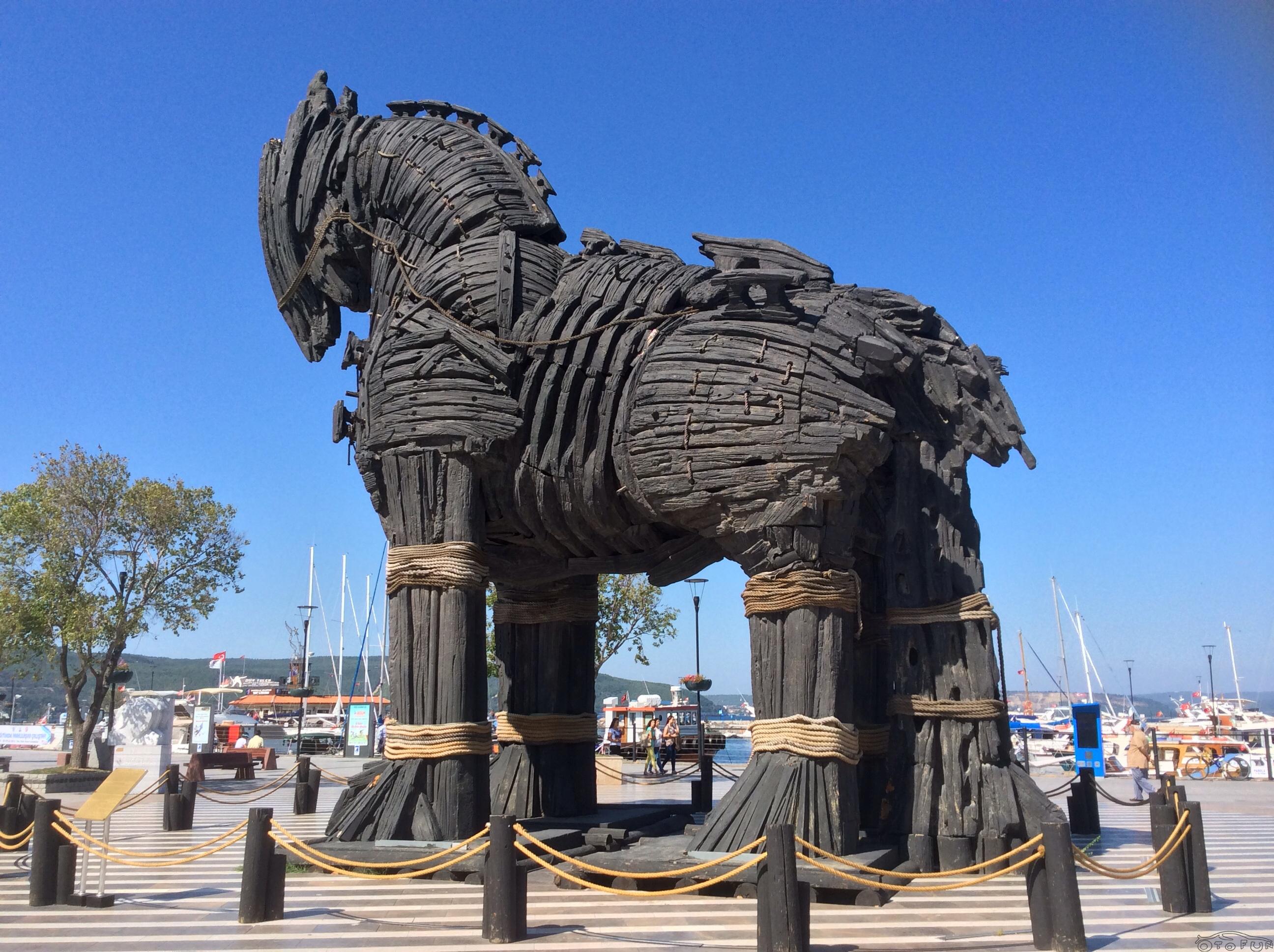 Con ng%E1%BB%B1a th%C3%A0nh Troy