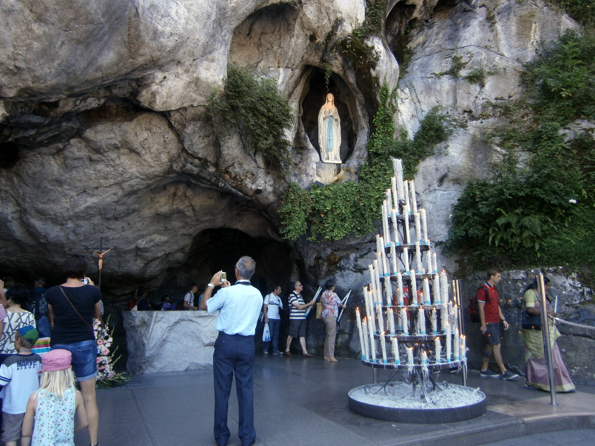 Hang hi%E1%BB%87n h%C3%ACnh %E2%80%93 Grottes de Lapparition