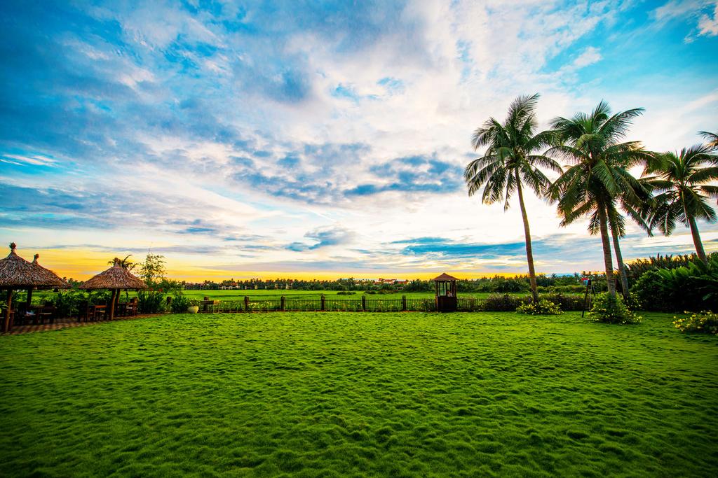 Không gian thoáng đãng với đồng cỏ xanh hoi-an-ancient-village-resort7
