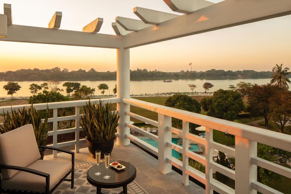 khach-san-resort-o-hue-4-5-sao-moi-dep-gia-tot-nhat-19