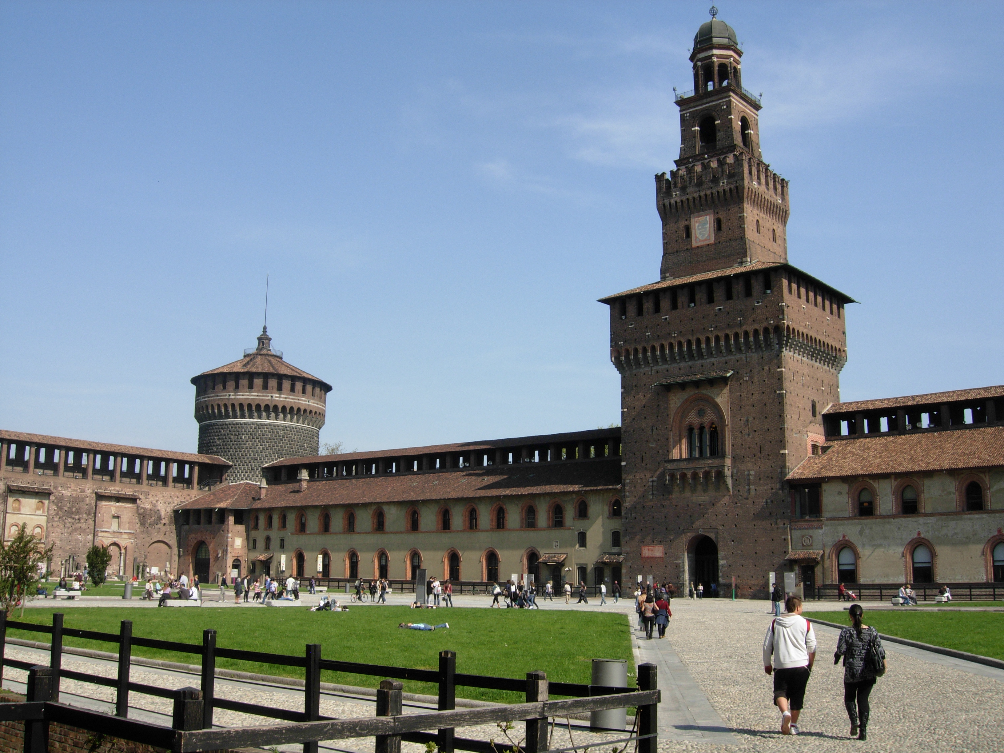 L%C3%A2u %C4%91%C3%A0i Sforzesco