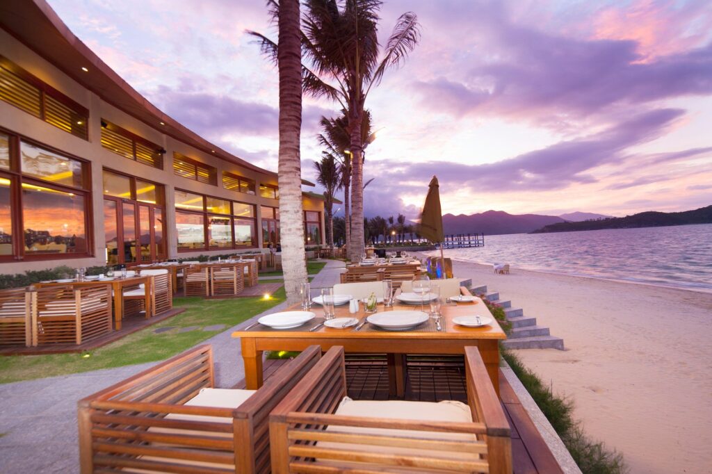 resort-nha-trang-dep-nhat-5-sao-gan-bien-co-bai-bien-rieng-2