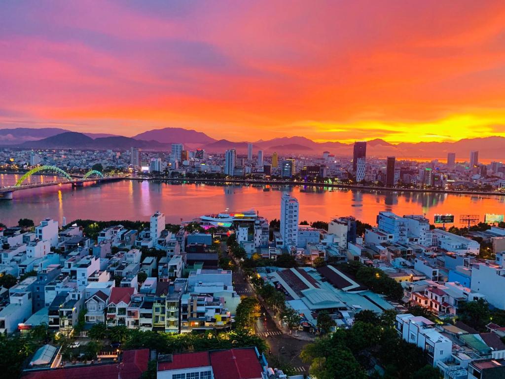 top-16-khach-san-resort-5-6-sao-o-da-nang-moi-dep-gia-tot-nhat-gan-bien-37