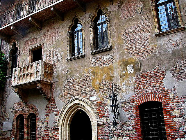 Ng%C3%B4i nh%C3%A0 huy%E1%BB%81n tho%E1%BA%A1i c%E1%BB%A7a n%C3%A0ng Juliet