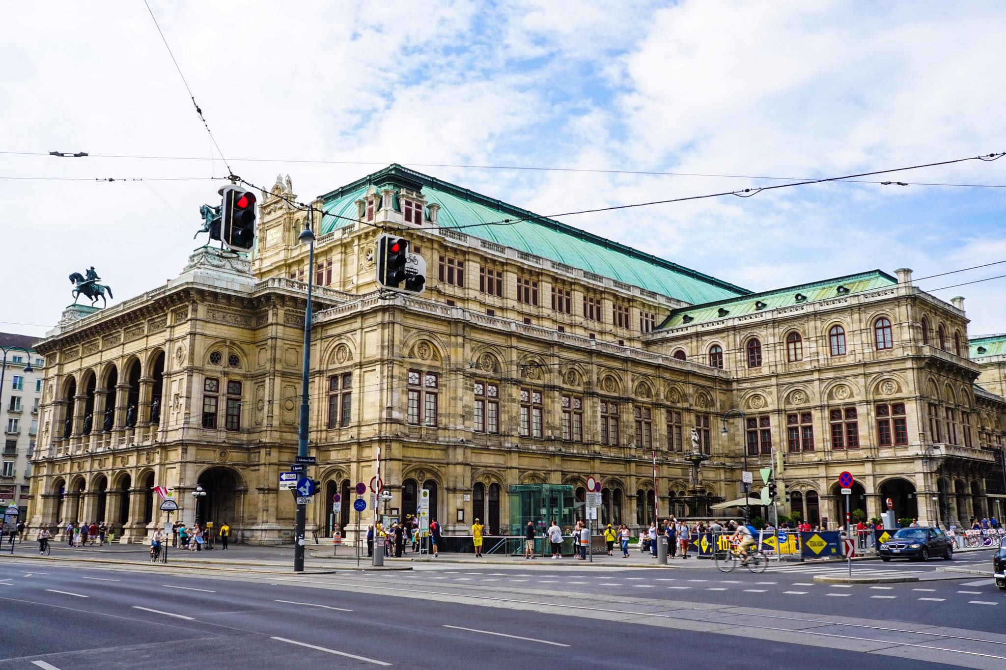 Nh%C3%A0 h%C3%A1t Opera Vienna