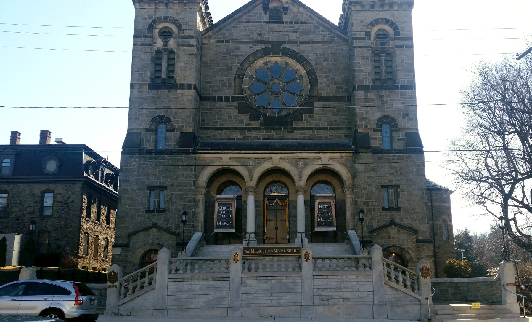 Nh%C3%A0 th%E1%BB%9D Miraculous Medal