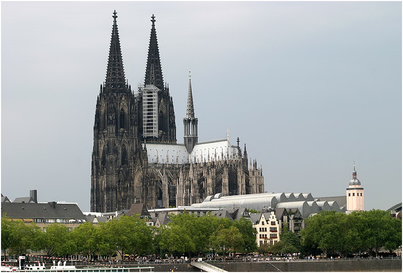 Nh%C3%A0 th%E1%BB%9D l%E1%BB%9Bn Dom Cathedral