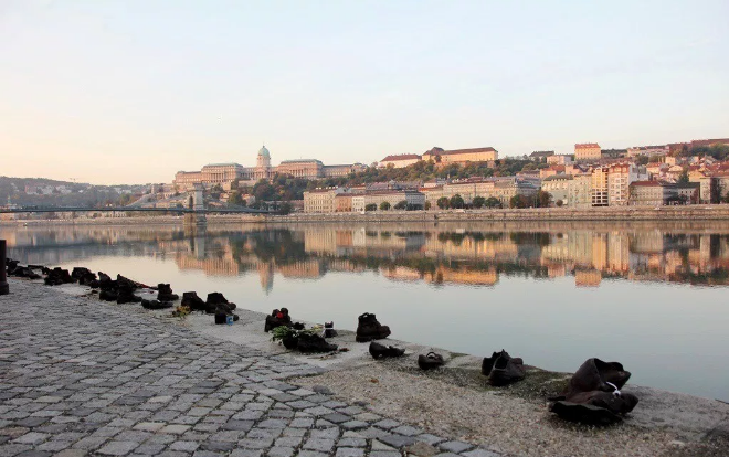 Nh%E1%BB%AFng %C4%91%C3%B4i gi%C3%A0y v%C3%B4 ch%E1%BB%A7 b%C3%AAn b%E1%BB%9D s%C3%B4ng Danube