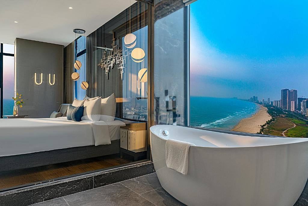 Peninsula-hotel-danang1