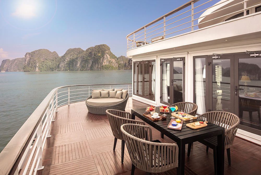 so-sanh-hai-du-thuyen-elite-of-the-seas-va-ambassador