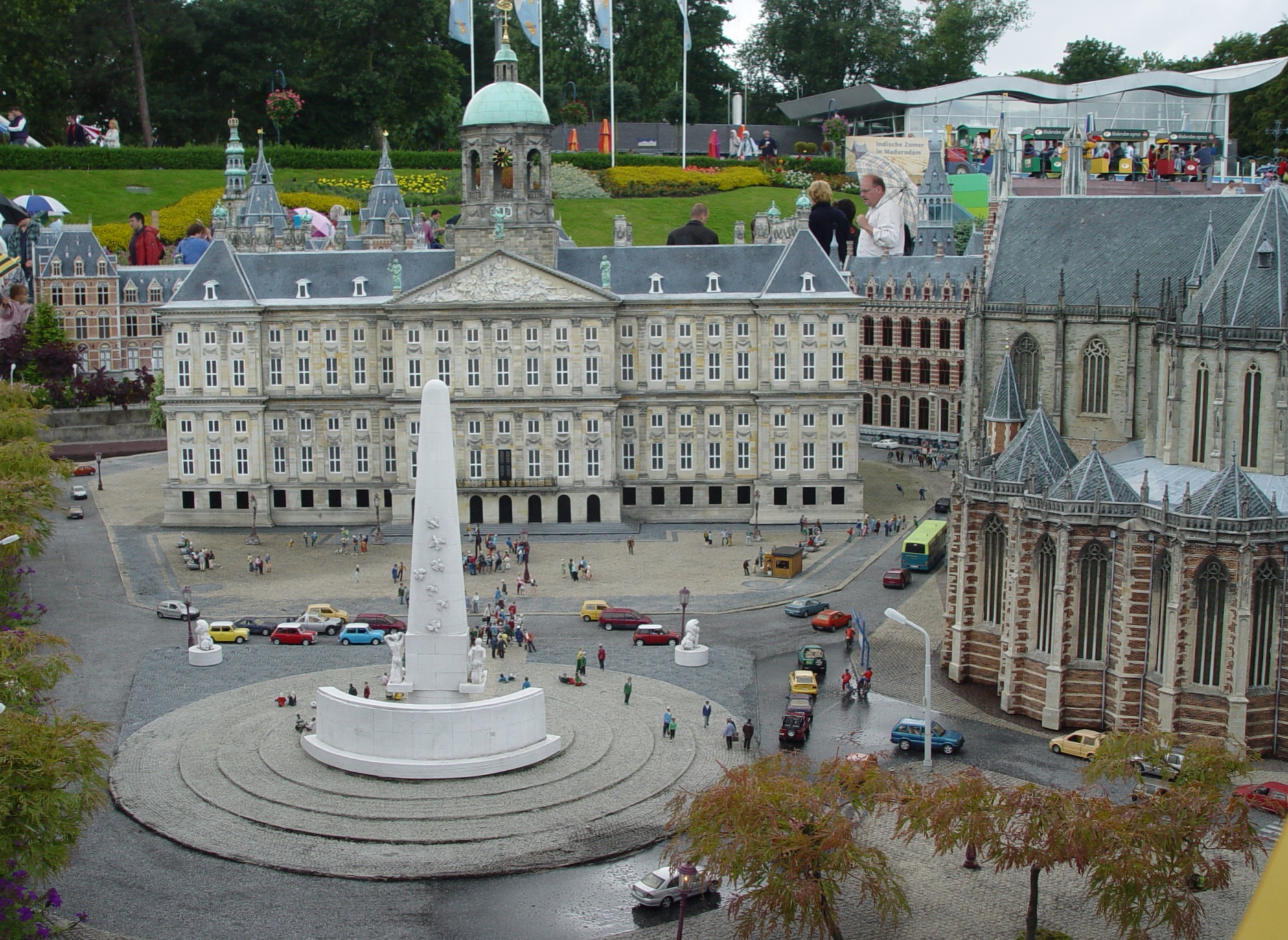 Qu%E1%BA%A3ng tr%C6%B0%E1%BB%9Dng Dam Square