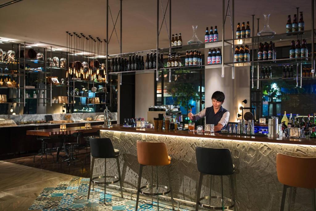Renaissance-riverside-hotel-saigon8