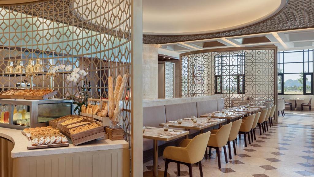 top-16-khach-san-resort-5-6-sao-o-da-nang-moi-dep-gia-tot-nhat-gan-bien-18