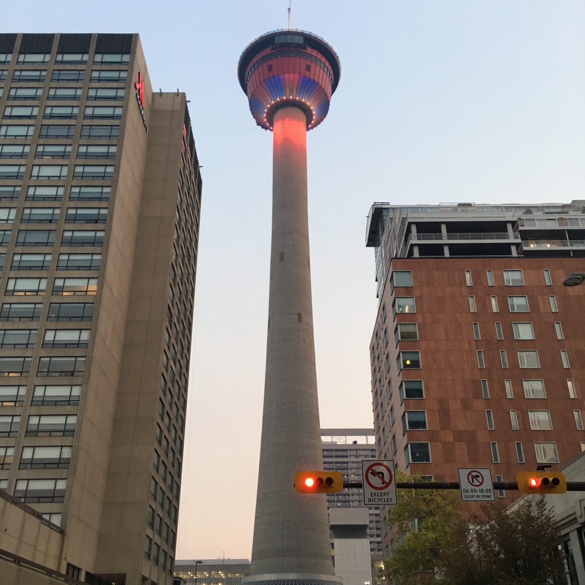 Th%C3%A1p Calgary Tower