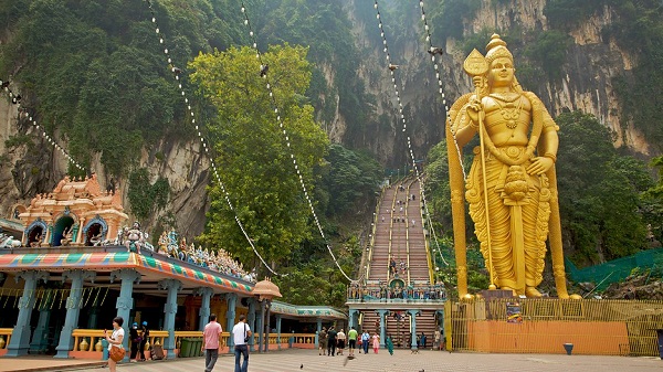 Tuong Murugan ben ngoai dong Batu