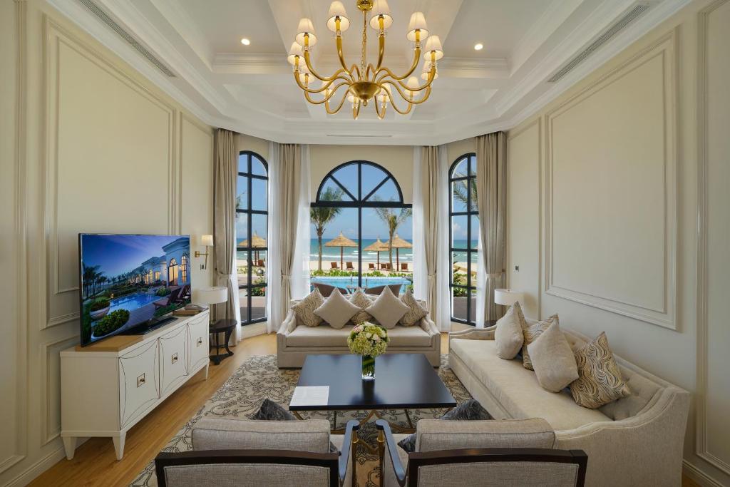 -top-16-khach-san-resort-5-6-sao-o-da-nang-moi-dep-gia-tot-nhat-gan-bien5