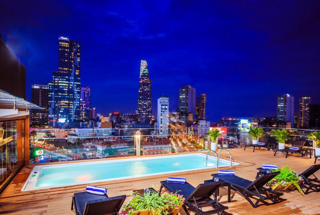 review-khach-san-winsuites-saigon-hotel-3