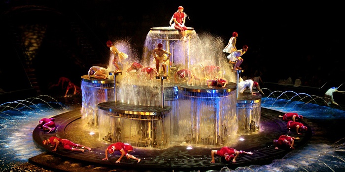 Xem bi%E1%BB%83u di%E1%BB%85n c%C3%A1c live show %C4%91%E1%BA%B7c s%E1%BA%AFc v%E1%BB%81 %C4%91%C3%AAm nh%C6%B0 Le R%C3%AAve t%E1%BA%A1i Wynn