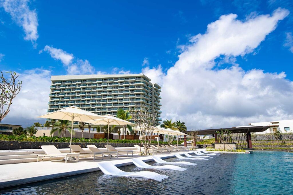 alma-resort-cam-ranh-pool-bar