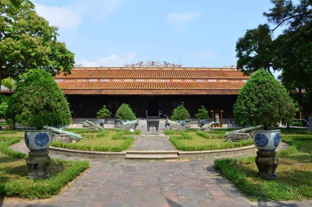 bao-tang-co-vat-cung-dinh-hue-gia-thue-limousine-da-nang-hue