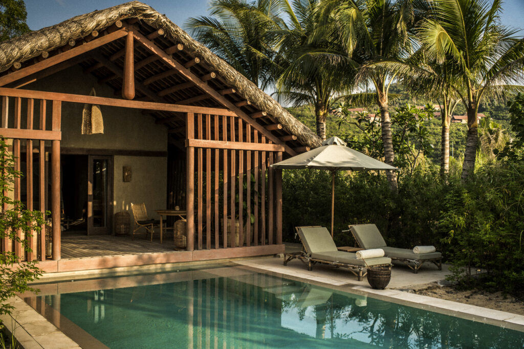 beach pool 1 ngu huong bien