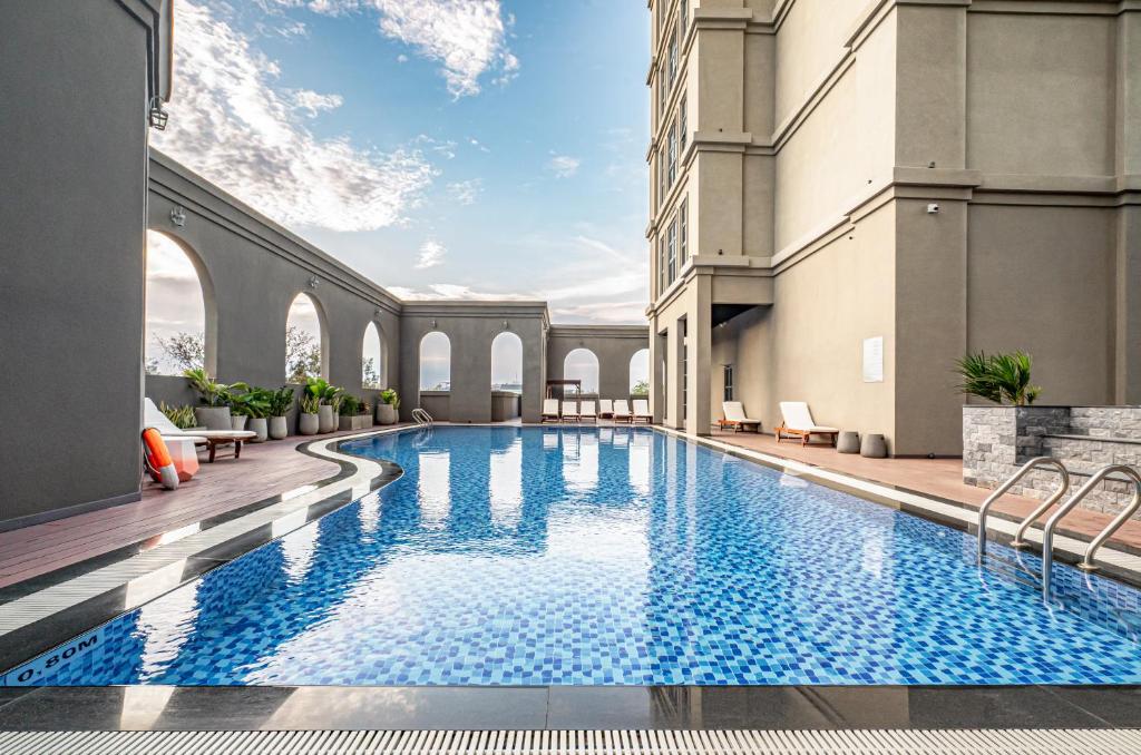 hồ bơi tại the cap hotel