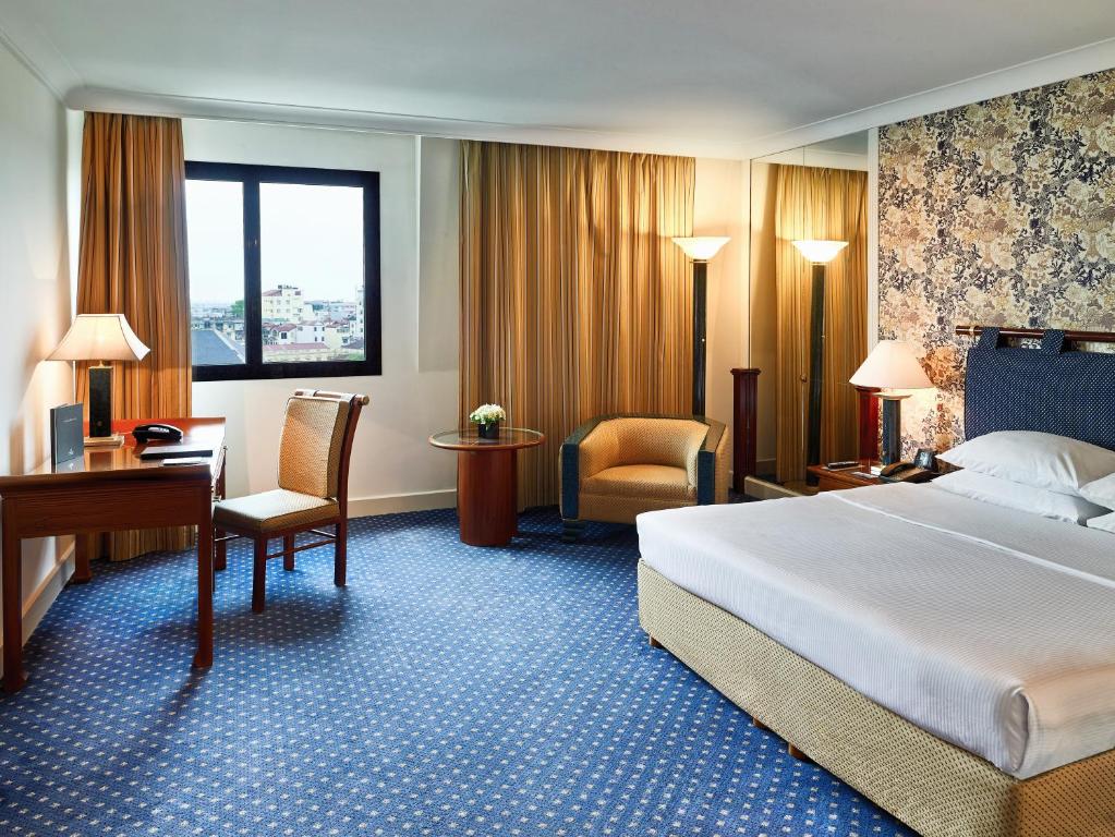 ối với loại phòng Deluxe, khách sạn Hilton Hà Nội Opera sẽ cung cấp 2 loại giường đó là 1 giường King Size hoặc 2 giường đơn. Khu vực làm việc được thiết kế sao cho tách riêng với phòng ngủ, tạo không gian yên tĩnh tối đa để du khách có thể tập trung làm việc khi đang trong chuyến công tác. Phòng Executive Tuyển chọn những món đồ nội thất đẹp nhất trong địa phương, khách sạn Hilton Hà Nội đã cho du khách được trải nghiệm không gian phòng khách và nhà tắm theo đúng chuẩn phong cách Việt Nam. Với những du khách nước ngoài muốn hiểu thêm về cách sống của con người Việt Nam thì căn phòng này quả là sự lựa chọn tuyệt vời.