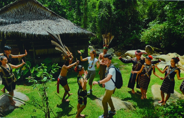 lang van hoa Mari Mari